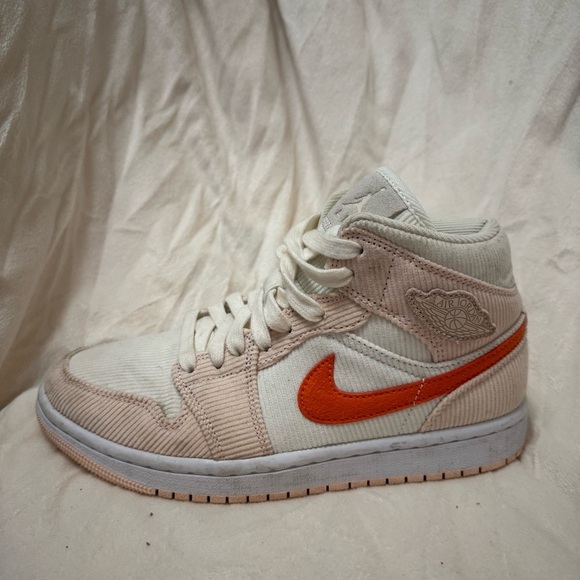 Nike Jordan Women’s 1 Mid SE Sail / Orange - Orange Quartz - Picture 11 of 16